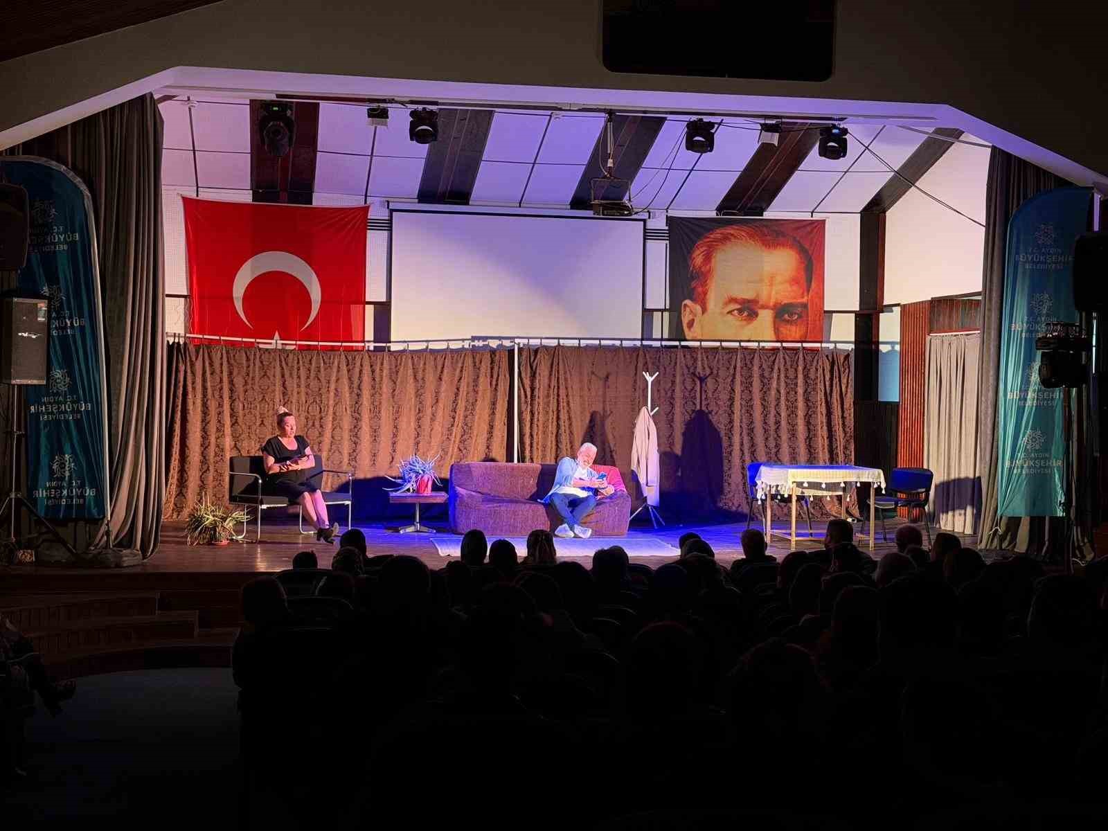 Karacasu’da ’İyi Delirdik’ tiyatro oyunu vatandaşlarla buluştu
