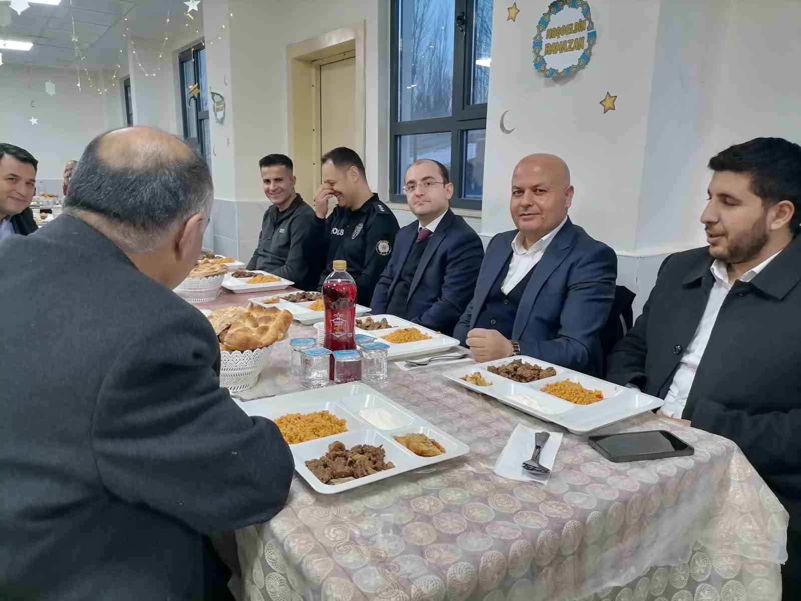 Karaçoban’da okulda "Maarifin kalbinde ramazan" temalı iftar programı

