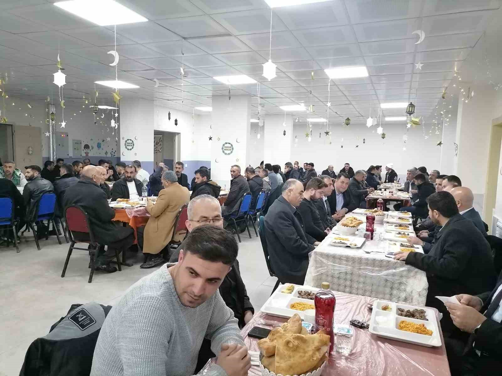 Karaçoban’da okulda "Maarifin kalbinde ramazan" temalı iftar programı
