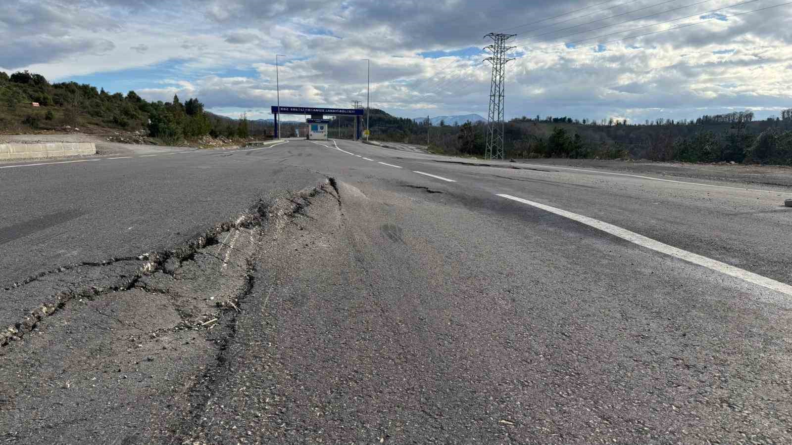 Karadeniz Ereğli OSB yolunda göçük

