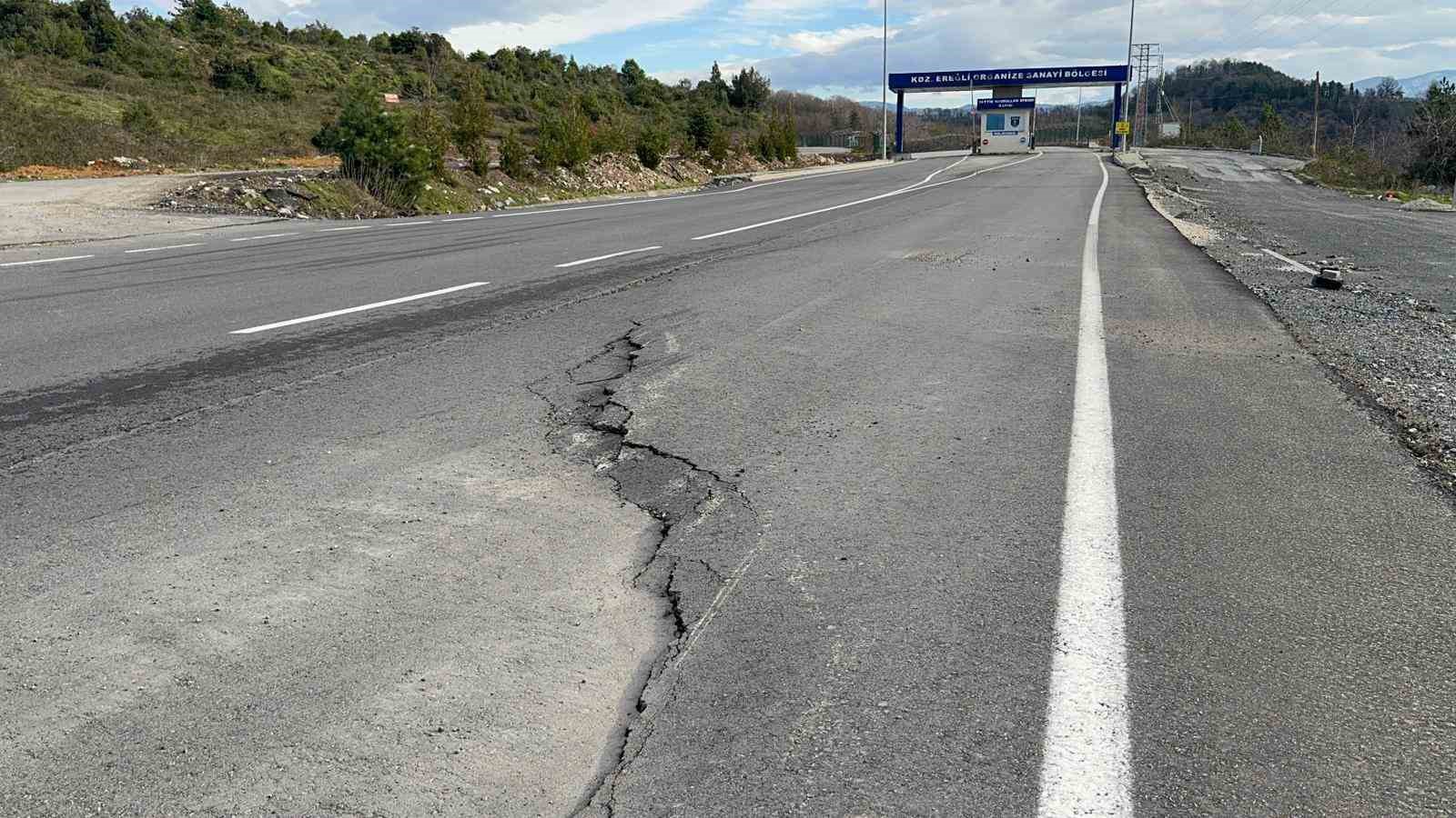 Karadeniz Ereğli OSB yolunda göçük
