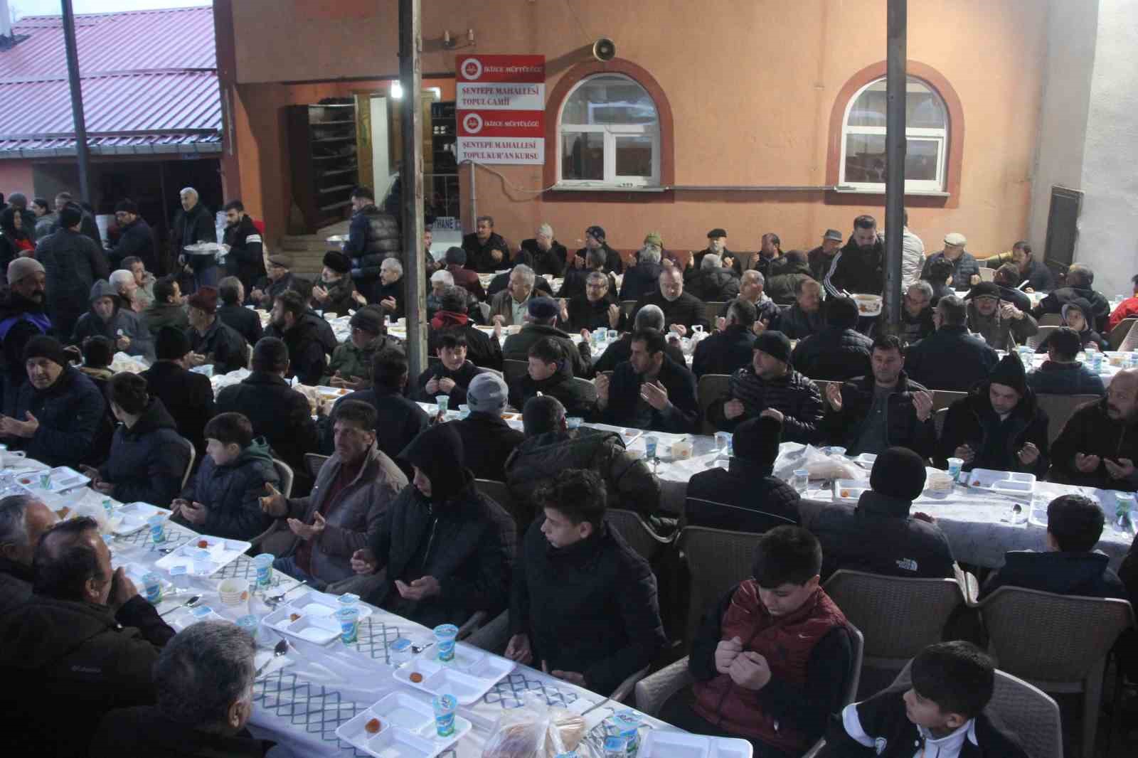 Karadeniz fıkrası gibi mahalle: Komşular bir adımla il değiştirip, bir dakika farkla iftar açıyor
