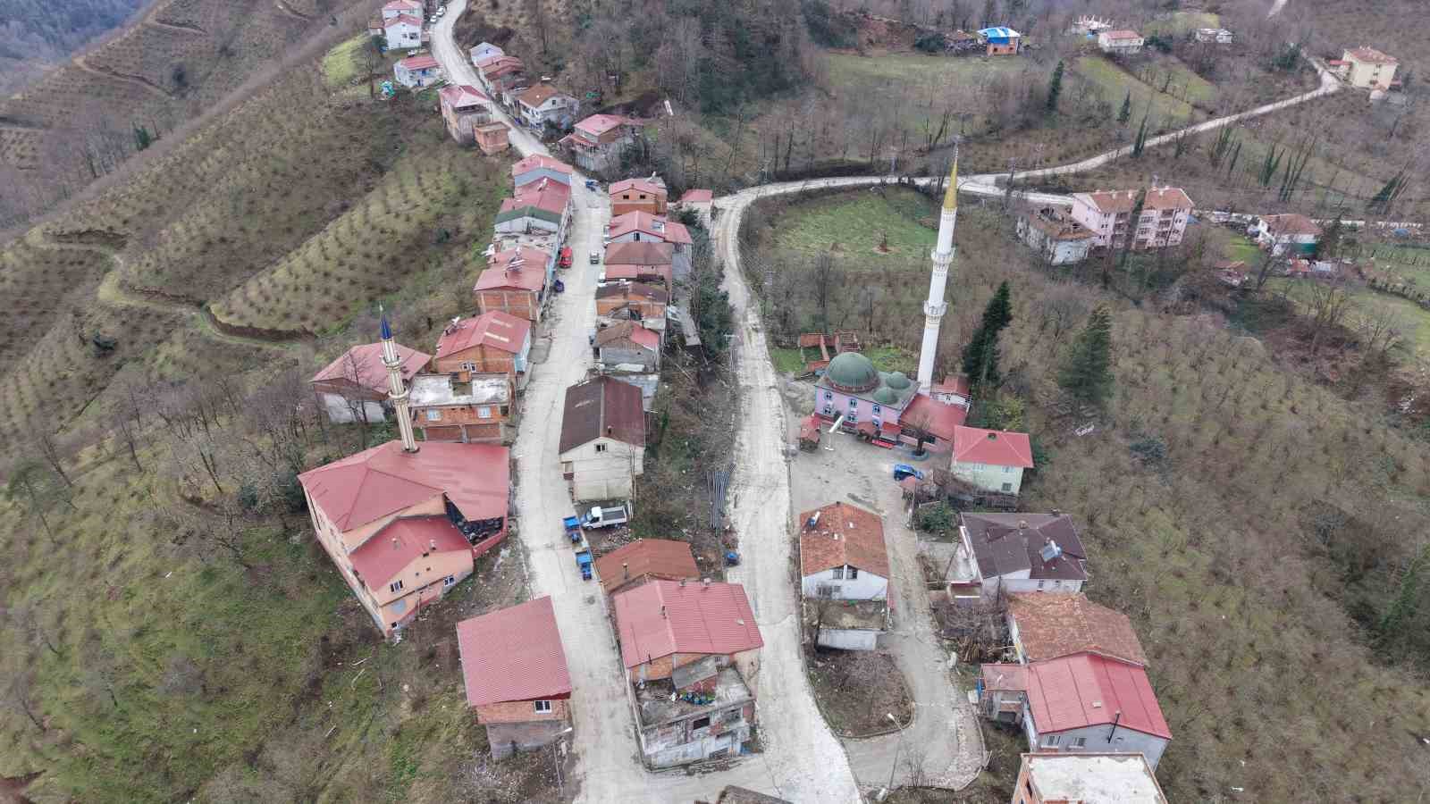 Karadeniz fıkrası gibi mahalle: Komşular bir adımla il değiştirip, bir dakika farkla iftar açıyor
