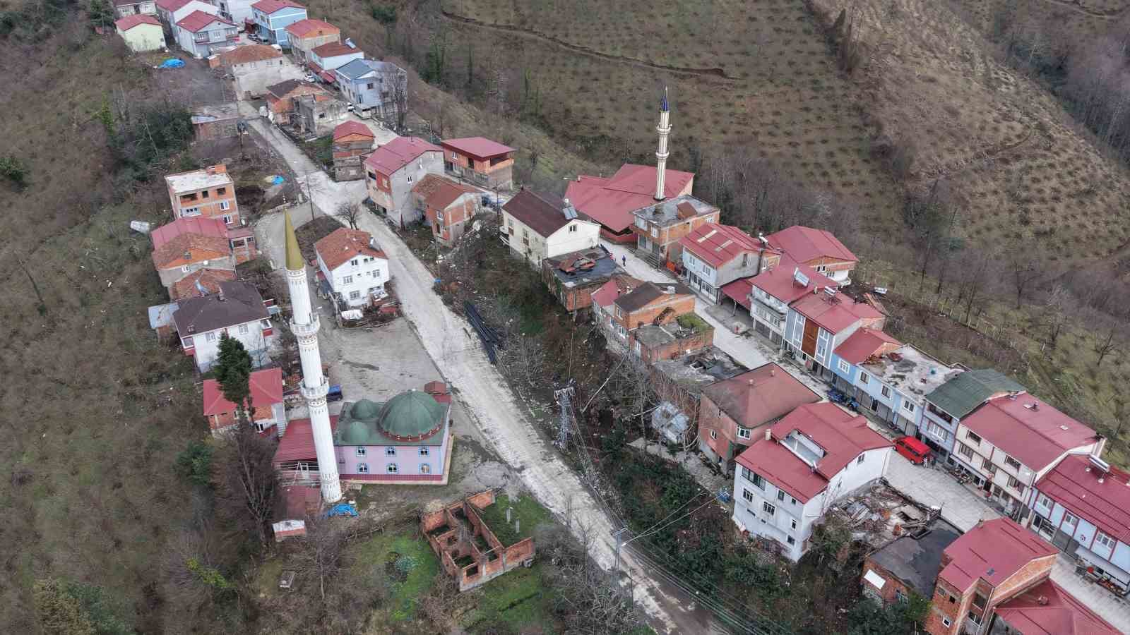 Karadeniz fıkrası gibi mahalle: Komşular bir adımla il değiştirip, bir dakika farkla iftar açıyor
