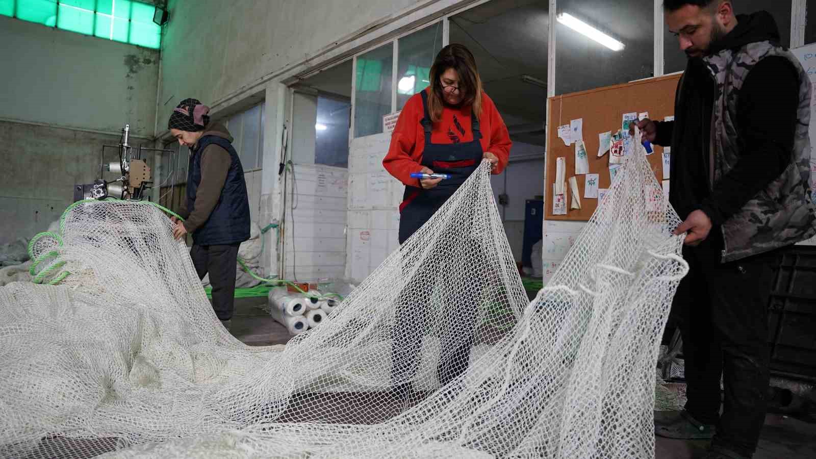 Karadeniz somonunun koruyucu ağlarına kadın eli
