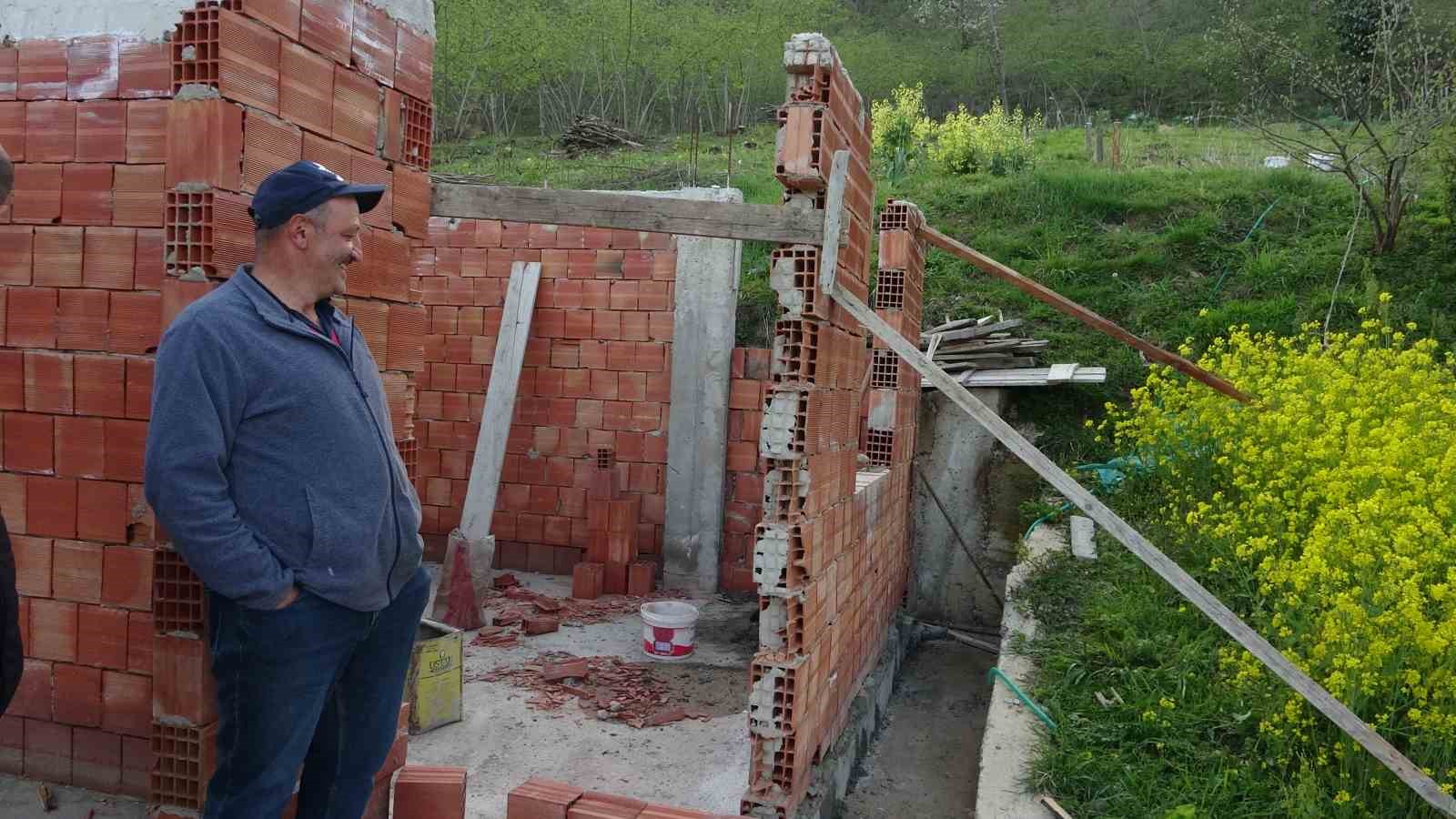 Karadeniz usulü ustalık: Duvarı yıkmadan yerini değiştirdiler
