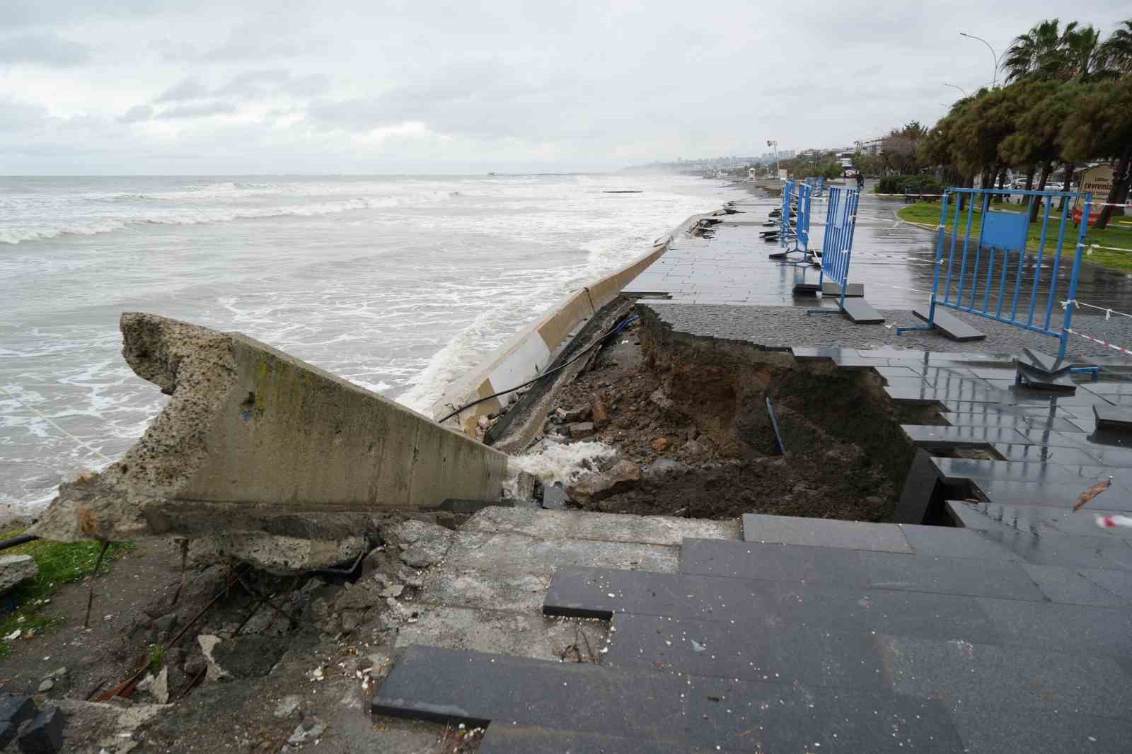 Karadeniz’de dev dalgalar sahili yıktı geçti
