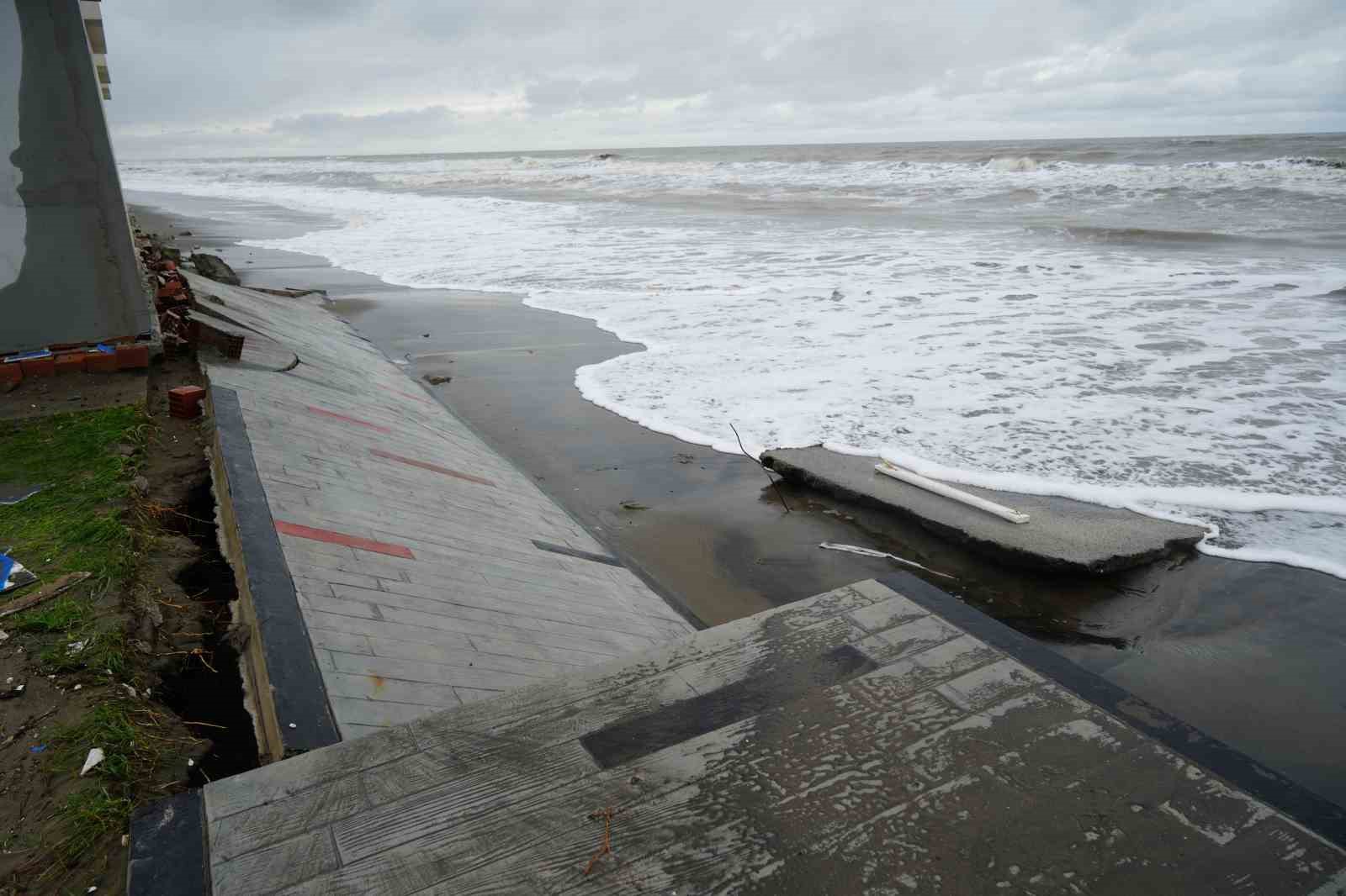 Karadeniz’de dev dalgalar sahili yıktı geçti

