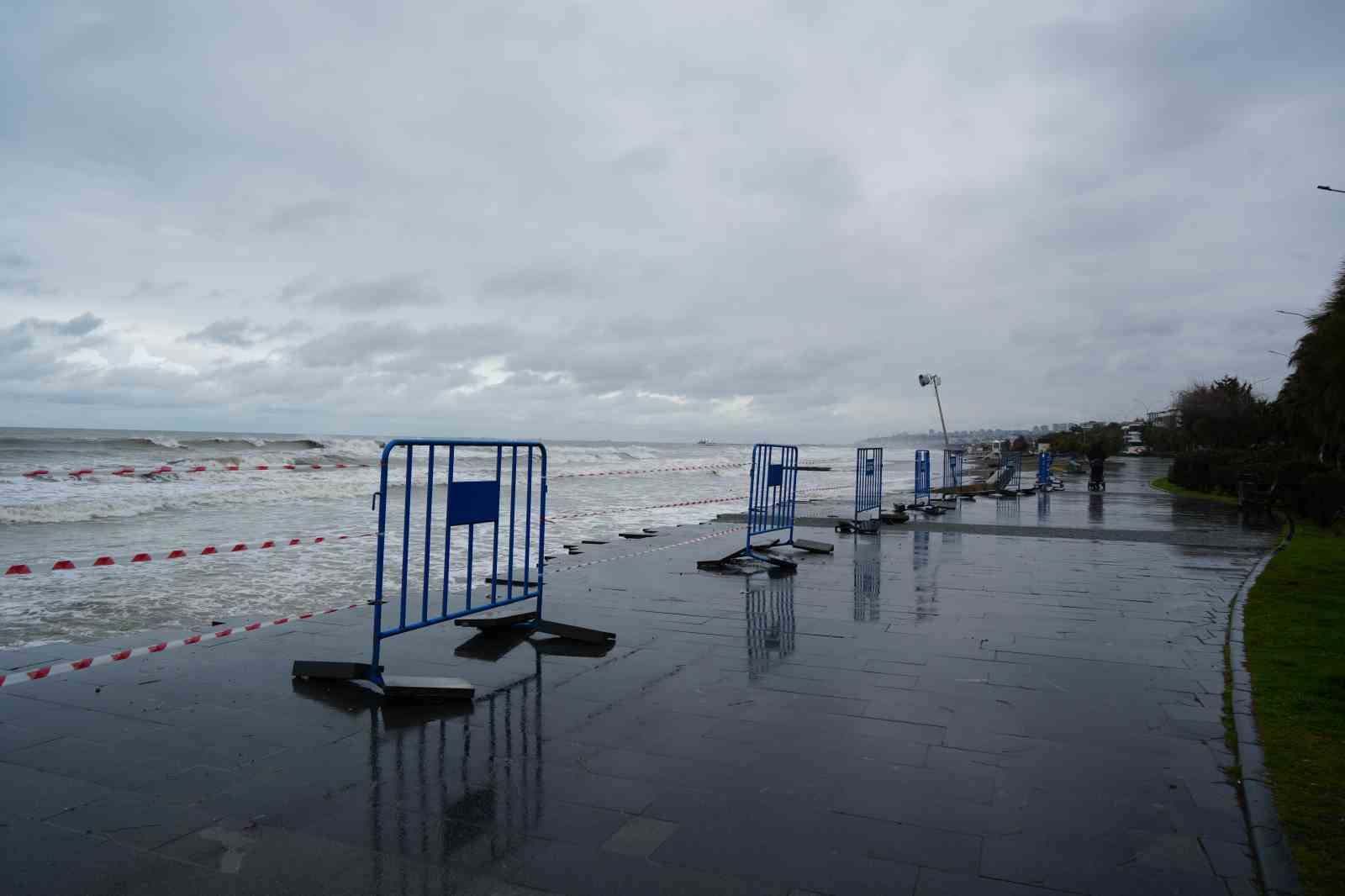 Karadeniz’de dev dalgalar sahili yıktı geçti
