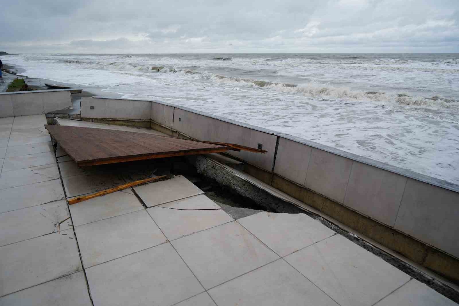 Karadeniz’de dev dalgalar sahili yıktı geçti
