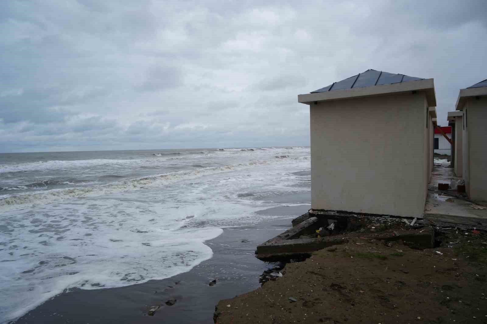 Karadeniz’de dev dalgalar sahili yıktı geçti
