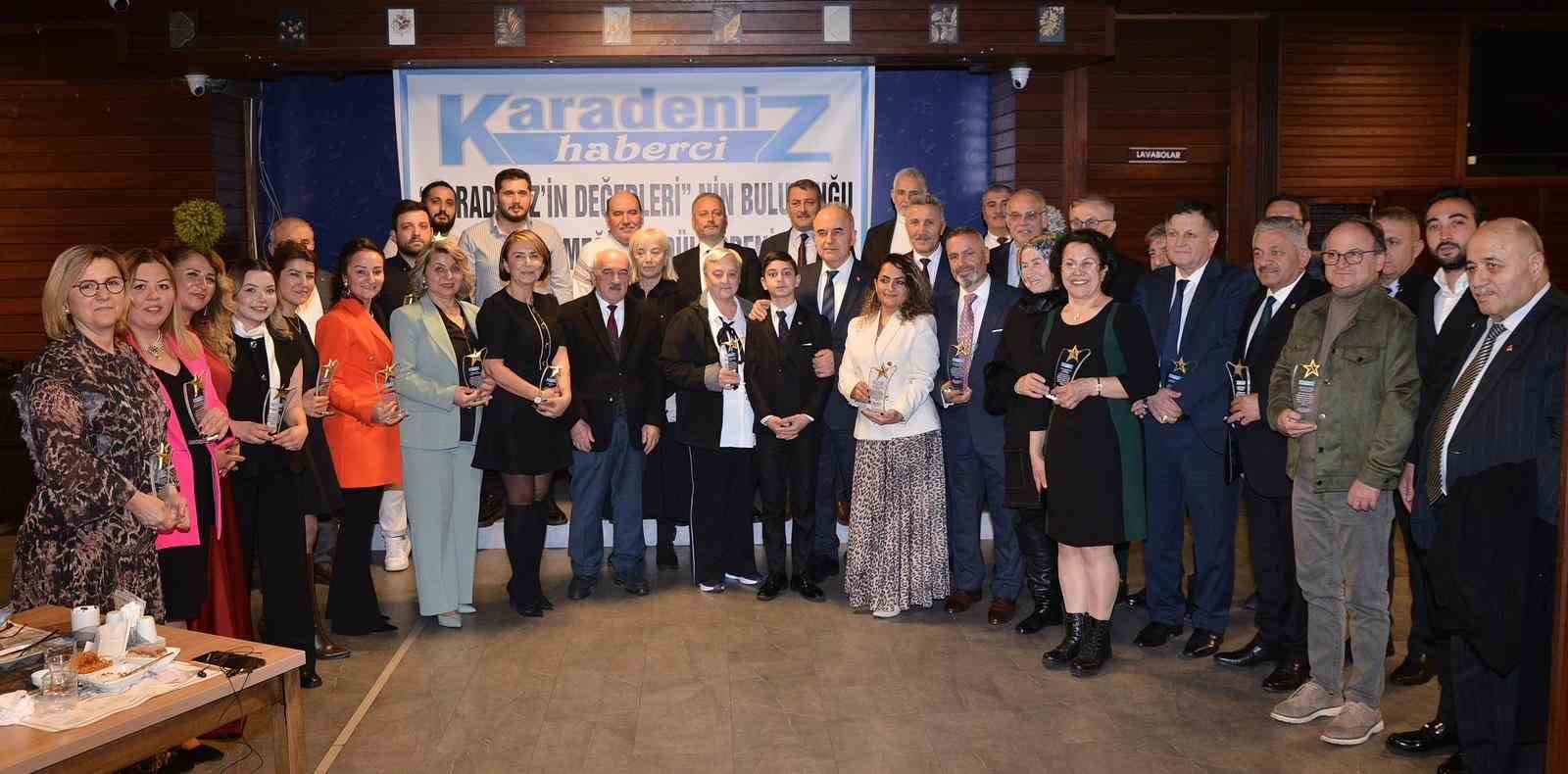 Karadeniz’de ’yılın değerleri’ ödüllerini aldı
