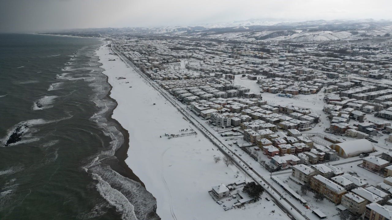 Karadeniz’in hırçın dalgaları karla buluştu, ortaya eşsiz fotoğraflar çıktı
