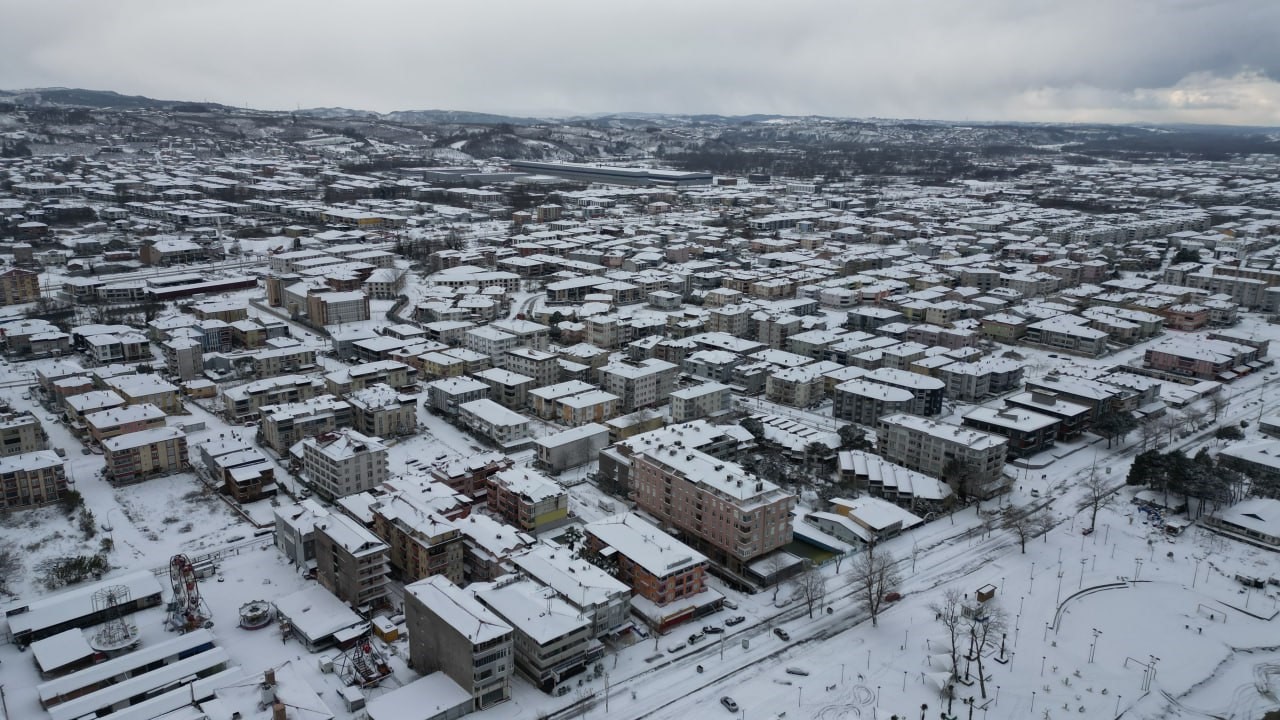 Karadeniz’in hırçın dalgaları karla buluştu, ortaya eşsiz fotoğraflar çıktı

