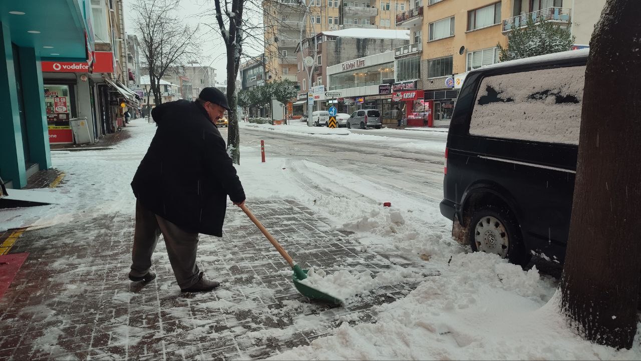 Karadeniz’in hırçın dalgaları karla buluştu, ortaya eşsiz fotoğraflar çıktı
