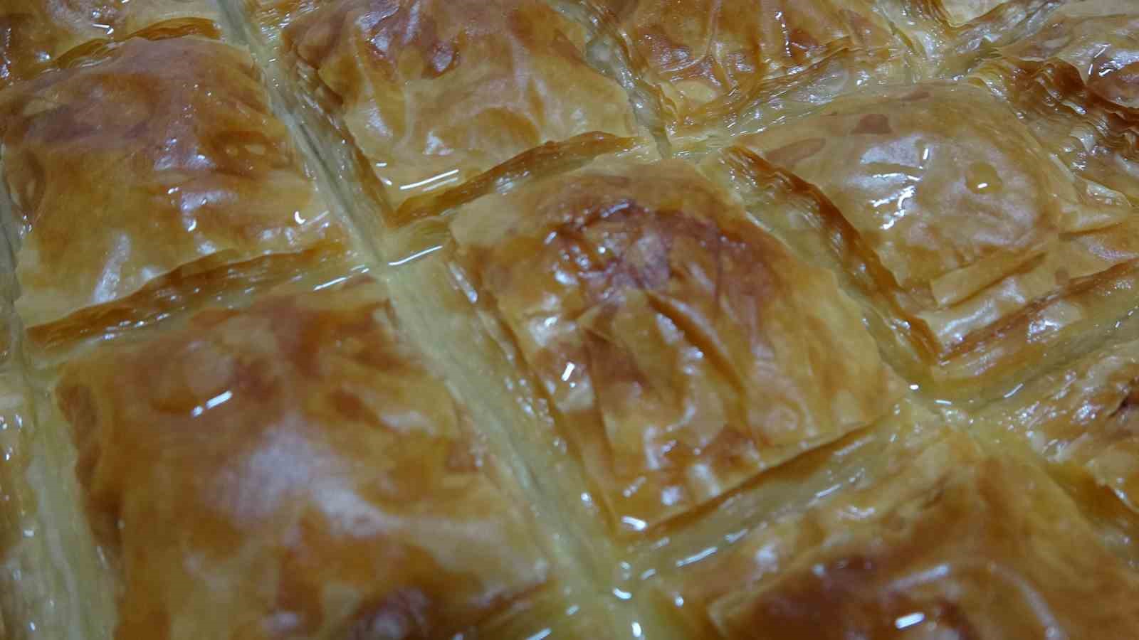 Karadeniz’in öne çıkan tatlıları arasında yerini alan Laz böreği ve gocaman gerdanı Ramazan’da daha çok ilgi görüyor
