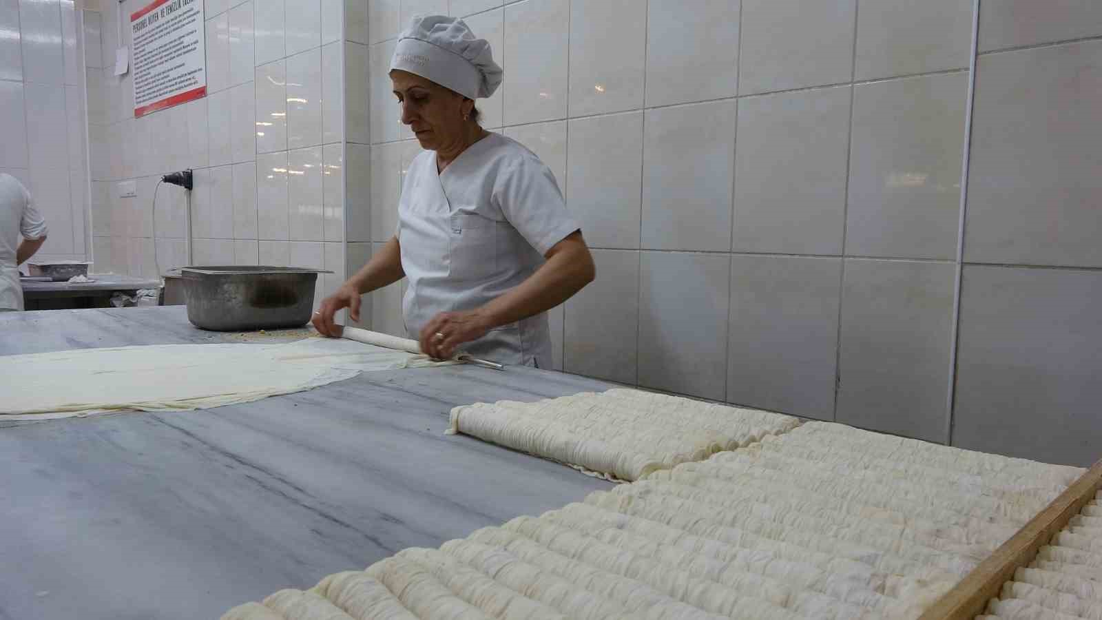 Karadeniz’in öne çıkan tatlıları arasında yerini alan Laz böreği ve gocaman gerdanı Ramazan’da daha çok ilgi görüyor
