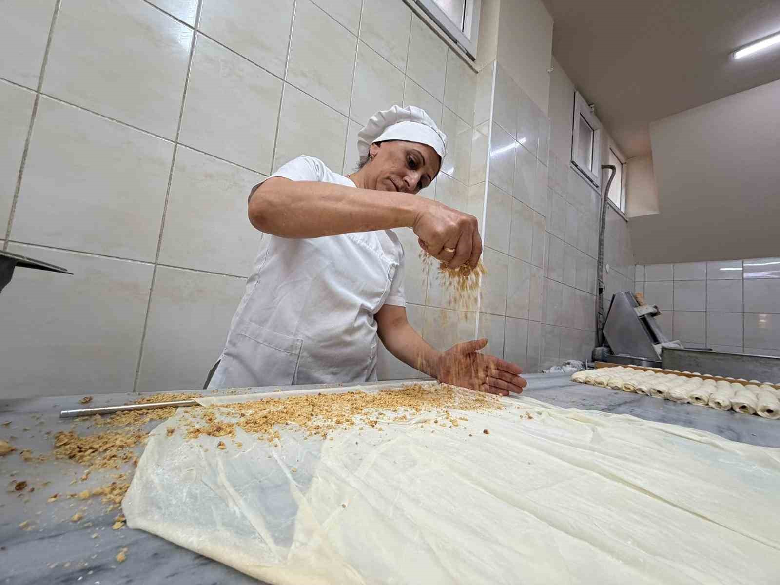 Karadeniz’in öne çıkan tatlıları arasında yerini alan Laz böreği ve gocaman gerdanı Ramazan’da daha çok ilgi görüyor
