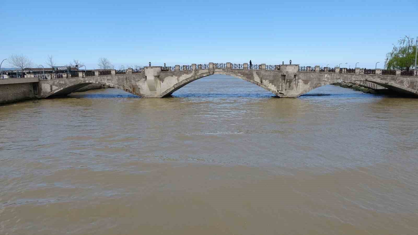 Karadeniz’in rengi kahverengiye döndü
