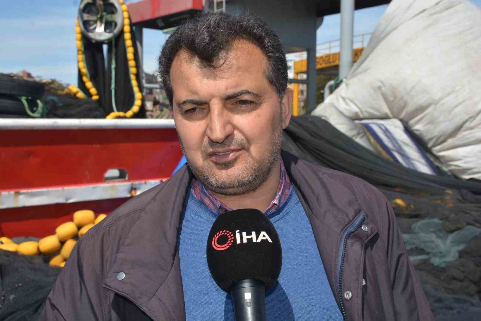 Karadenizli balıkçılar sezon sonunda ağlarını onarıyor

