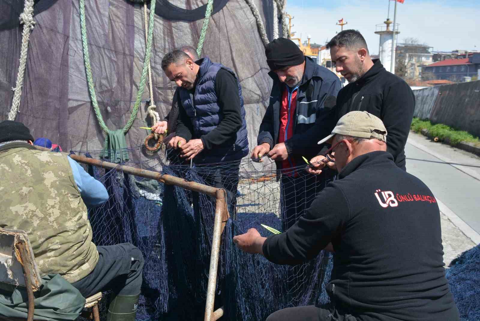 Karadenizli balıkçılar sezon sonunda ağlarını onarıyor
