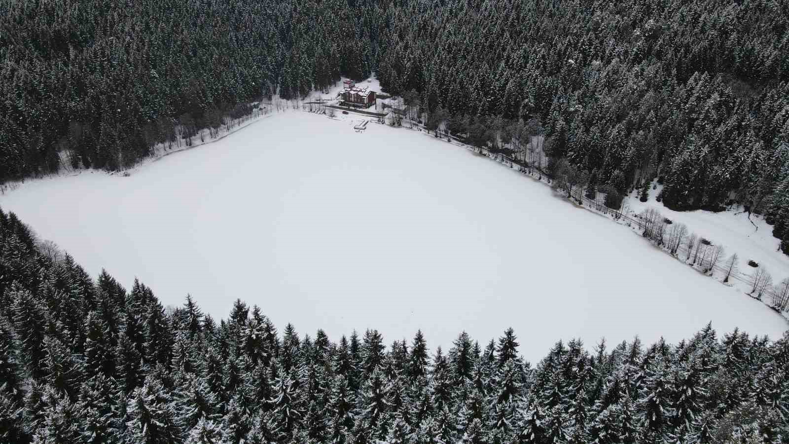 Karagöl buz tuttu, beyaz örtü altındaki manzara hayran bıraktı
