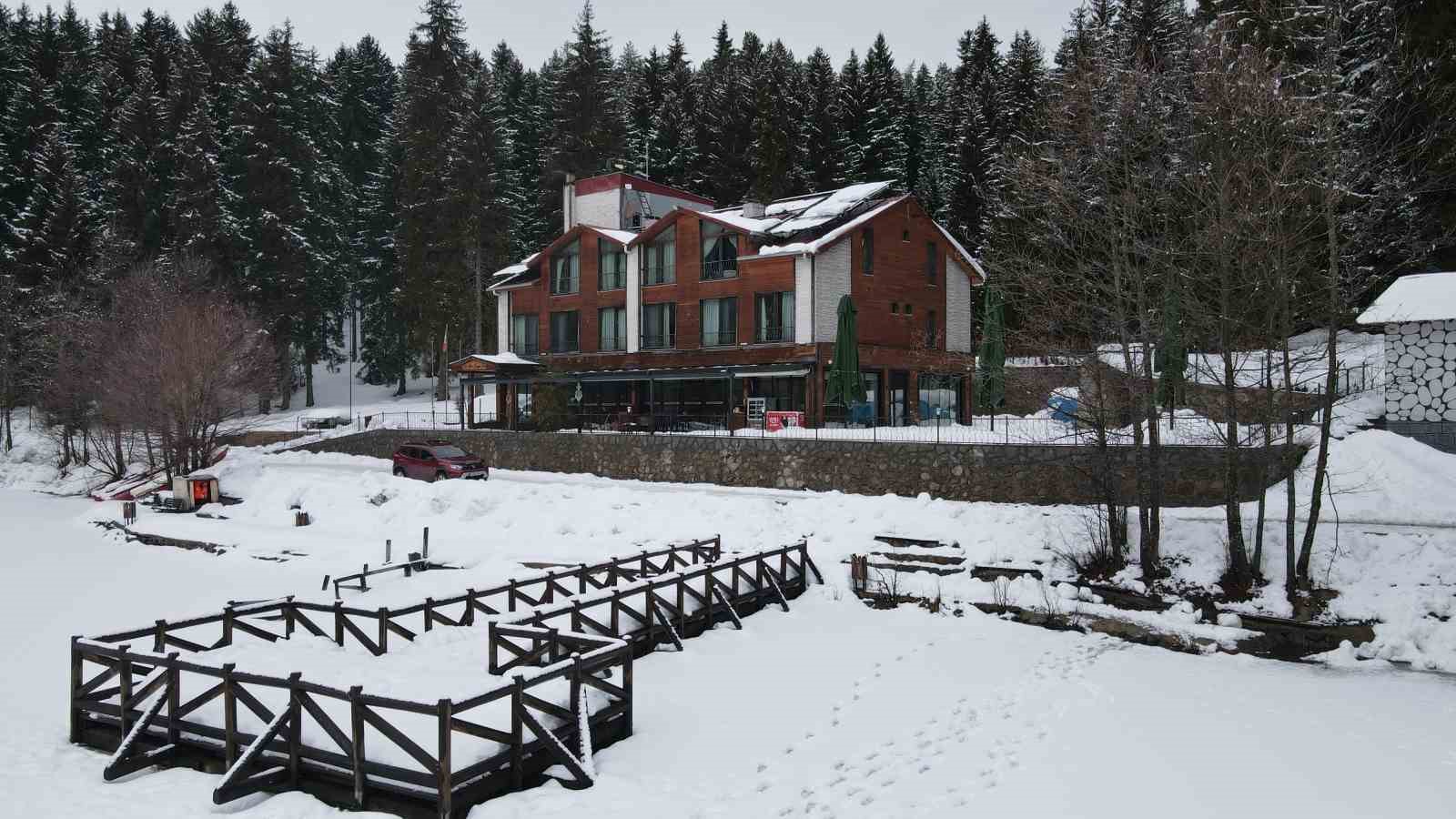 Karagöl buz tuttu, beyaz örtü altındaki manzara hayran bıraktı
