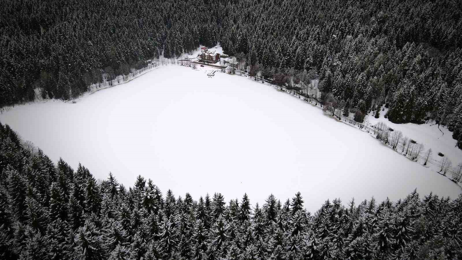 Karagöl buz tuttu, beyaz örtü altındaki manzara hayran bıraktı
