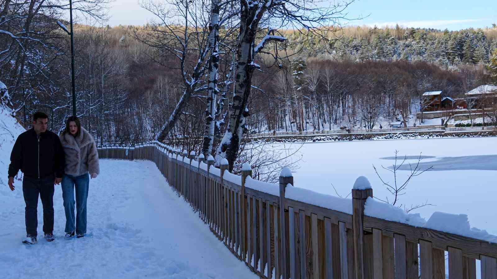 Karagöl Tabiat Parkı beyaza büründü, gölün yüzeyi buz tuttu
