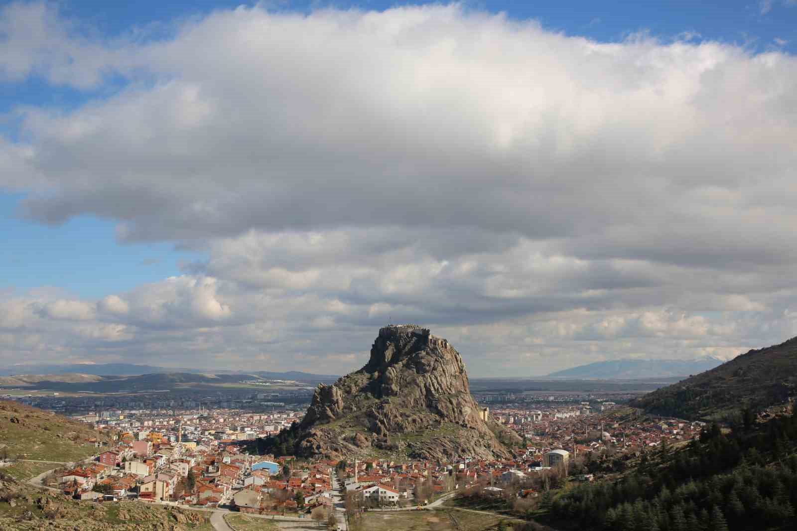 Karahisar Kalesi üzerinde bulutların dansı eşsiz manzaralar ortaya çıkardı
