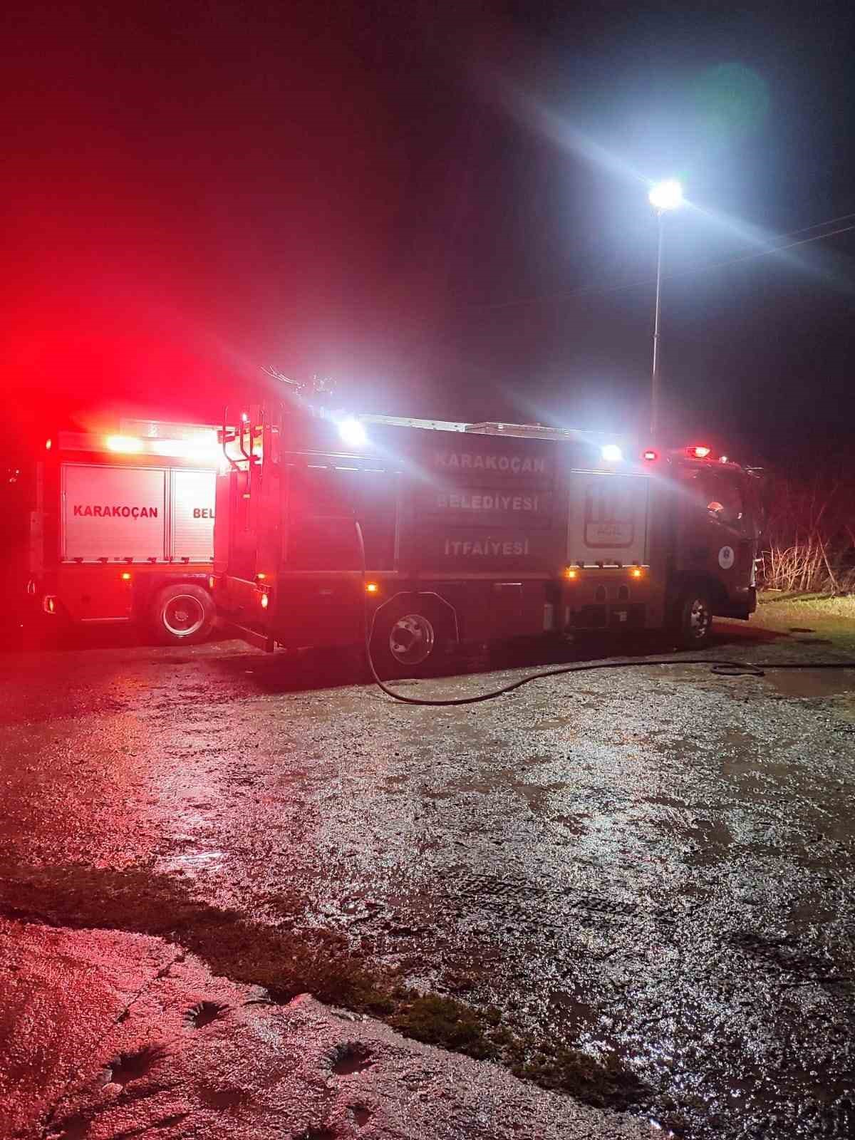 Karakoçan’da rüzgarın tutuşturduğu bacayı itfaiye ekipleri söndürdü
