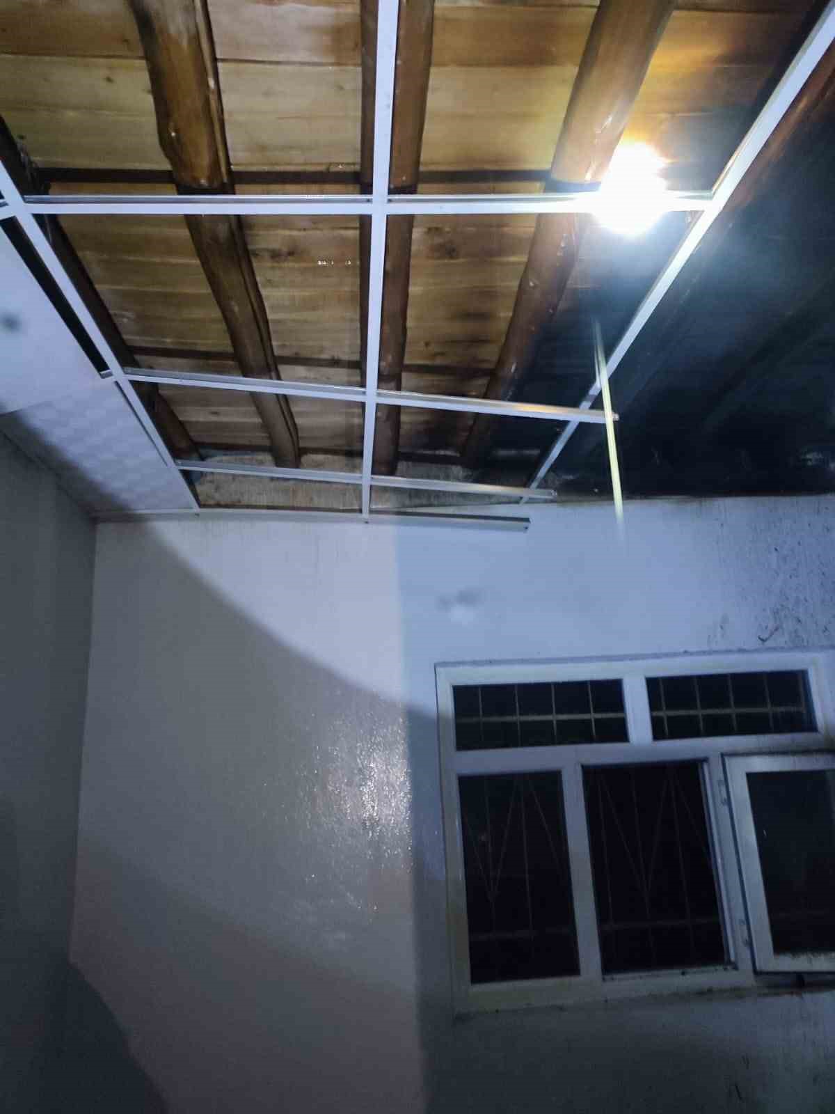 Karakoçan’da rüzgarın tutuşturduğu bacayı itfaiye ekipleri söndürdü
