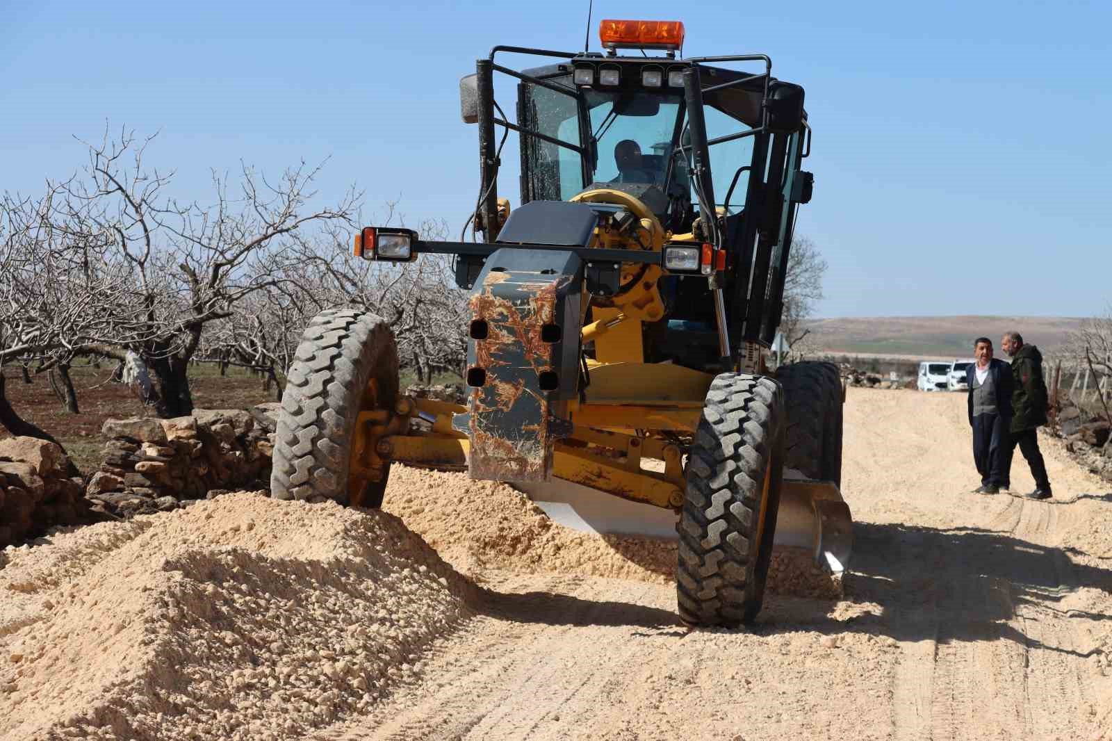 Karaköprü’de kırsal yollarda çalışmalar sürüyor
