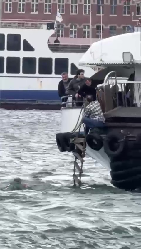 Karaköy’de yolcu vapuru balıkçı teknesine çarptı: Denize düşen kişi kurtarıldı
