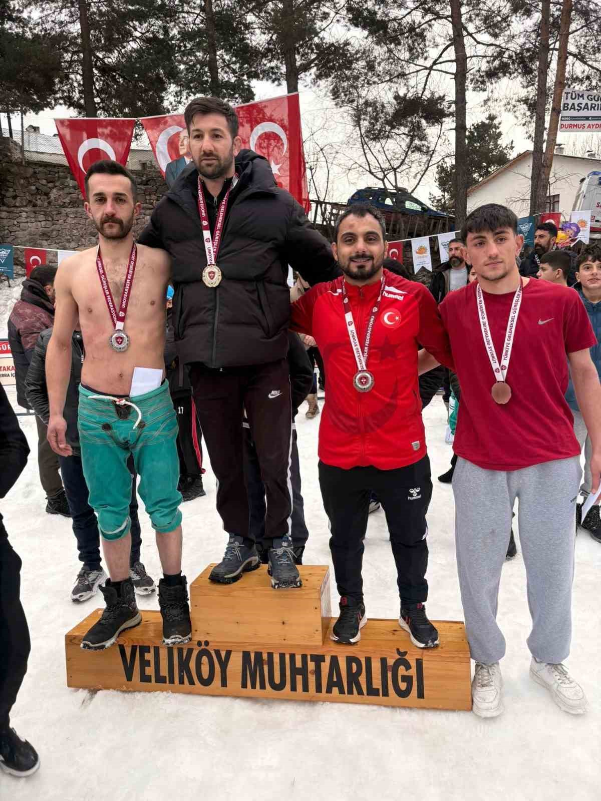 Karakucak güreşlerinde 2 şampiyon birden
