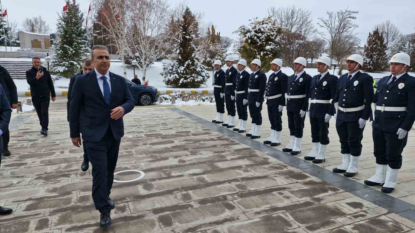 Karaman Valisi Hayrettin Çiçek görevine başladı