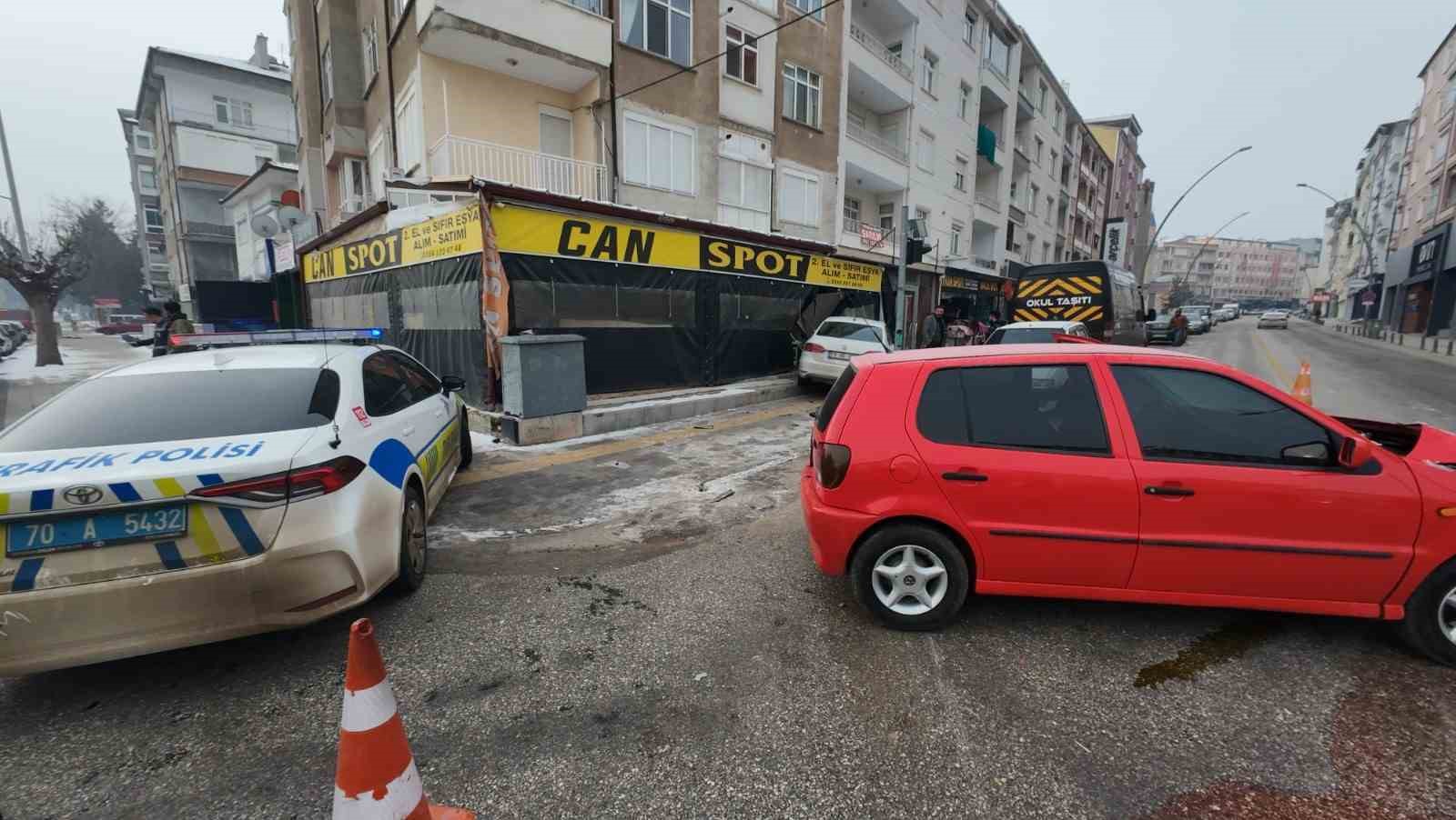 Karaman’da 3 kişinin yaralandığı kazada otomobil iş yerine daldı
