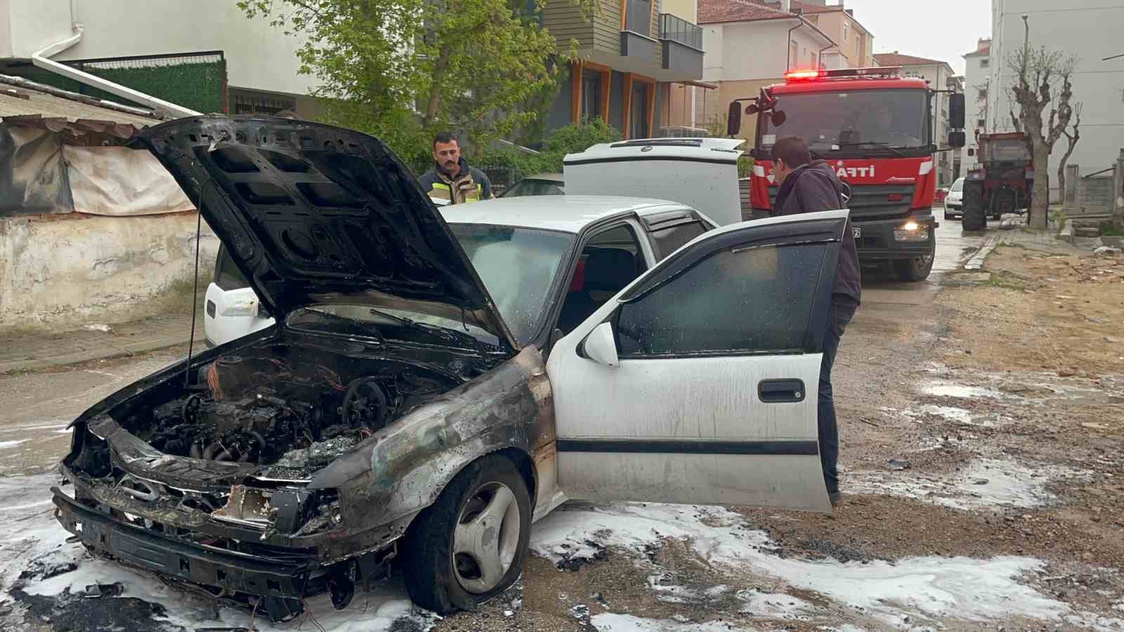 Karaman’da alev alan otomobil kullanılamaz hale geldi
