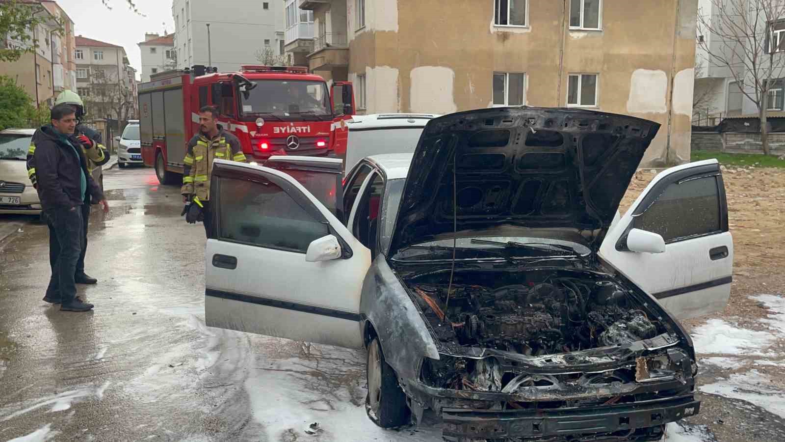 Karaman’da alev alan otomobil kullanılamaz hale geldi
