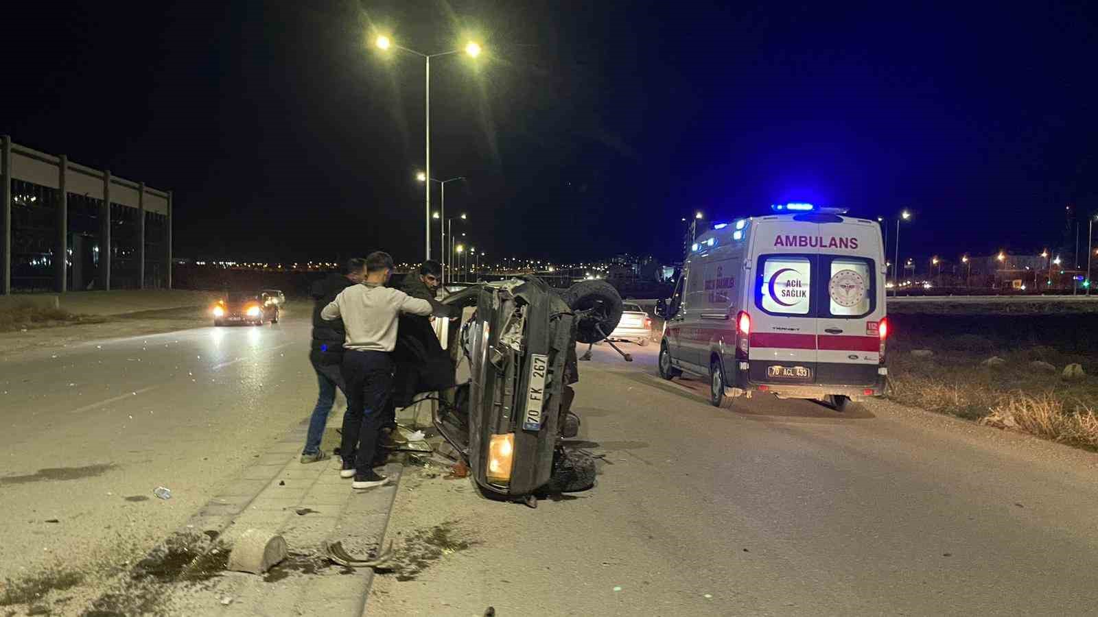 Karaman’da beton duba ve aydınlatma direğine çarpan otomobil yan yattı: 2 yaralı
