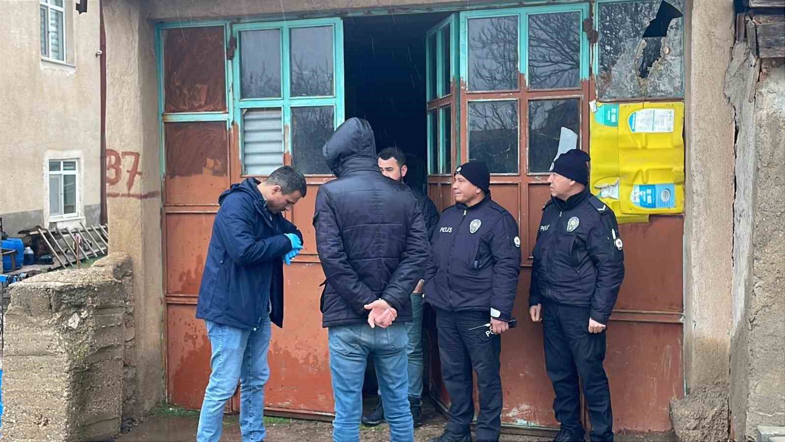 Karaman’da bir kişi evinin deposunda silahla vurulmuş halde bulundu
