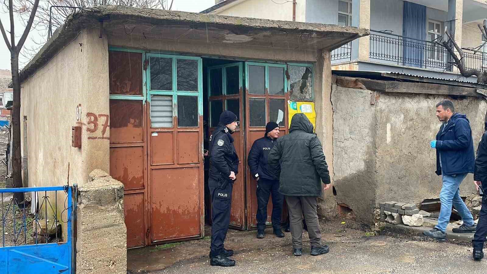 Karaman’da bir kişi evinin deposunda silahla vurulmuş halde bulundu
