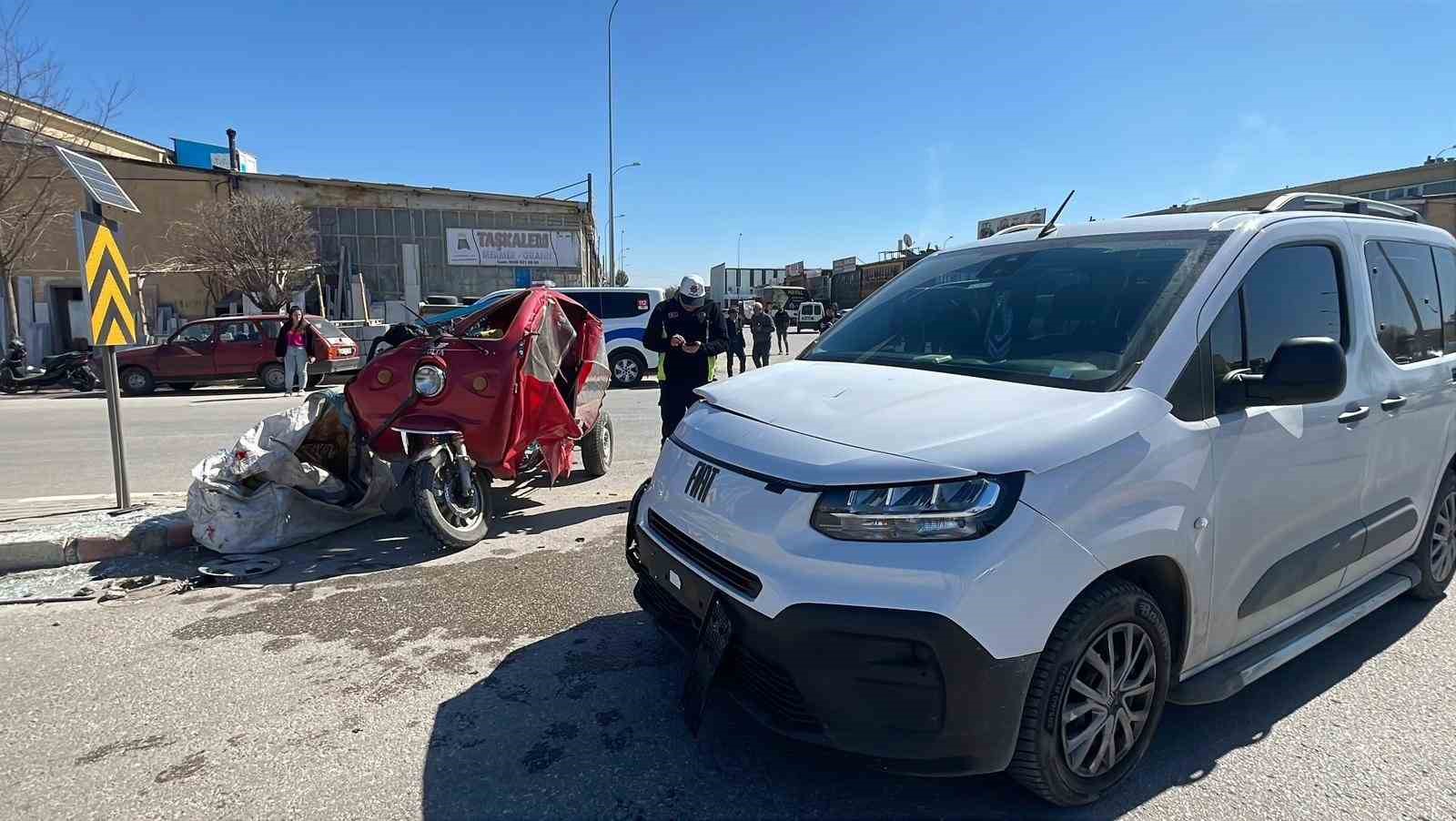 Karaman’da bir kişinin ağır yaralandığı kaza anı kamerada
