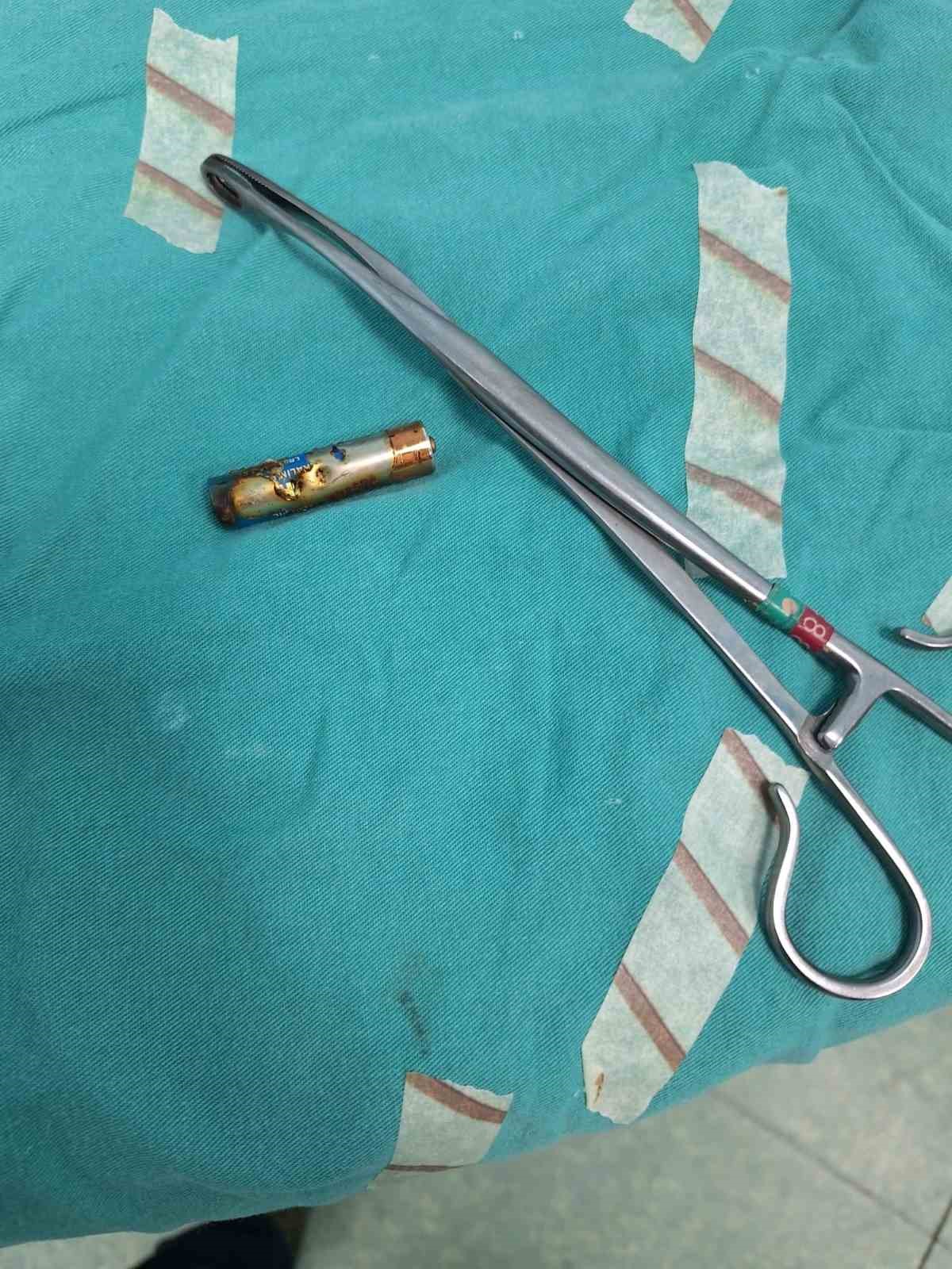 Karaman’da boğazına kumanda pili kalan kaçan bebek ölümden döndü
