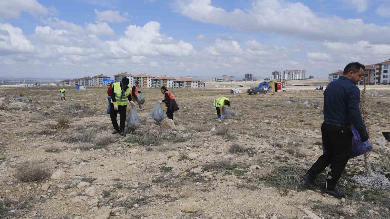 Karaman’da "Bugün temizle, yarın nefes al" sloganıyla doğaya atılan çöpler toplandı
