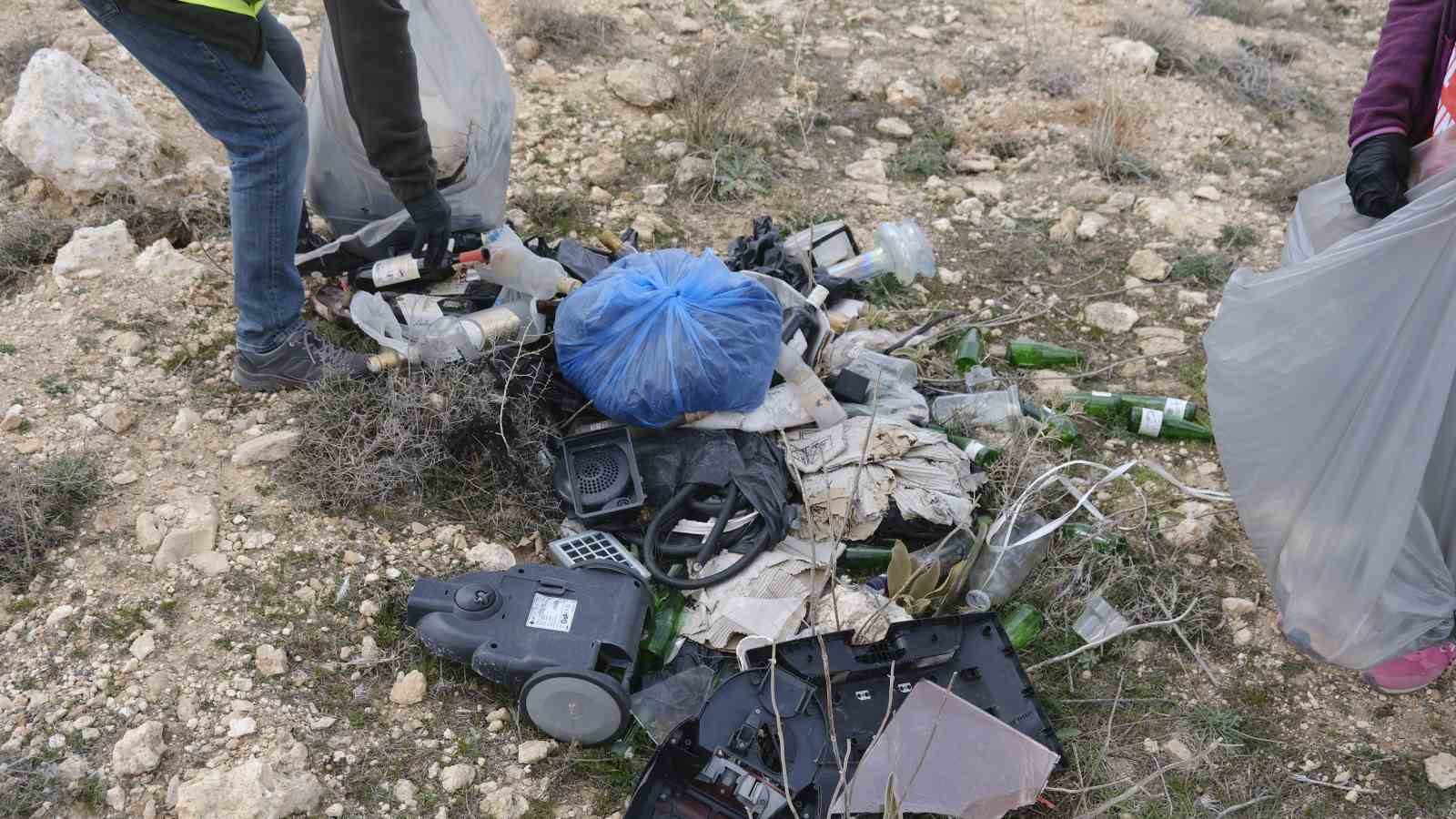 Karaman’da "Bugün temizle, yarın nefes al" sloganıyla doğaya atılan çöpler toplandı
