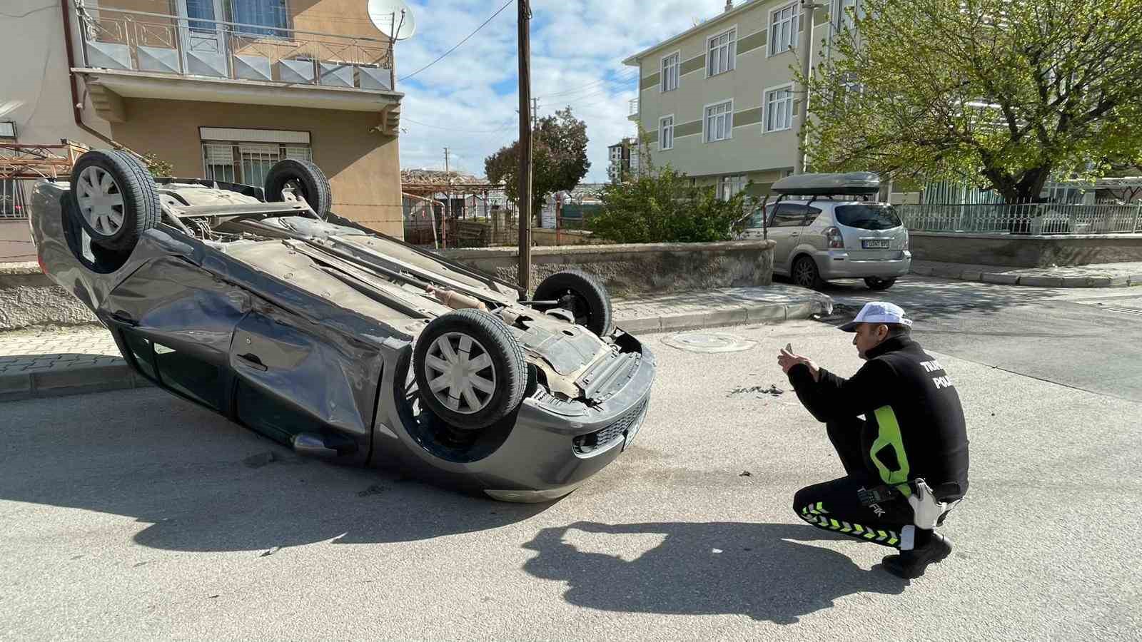 Karaman’da çarpışan otomobillerden biri takla atarak ters döndü: 1 yaralı
