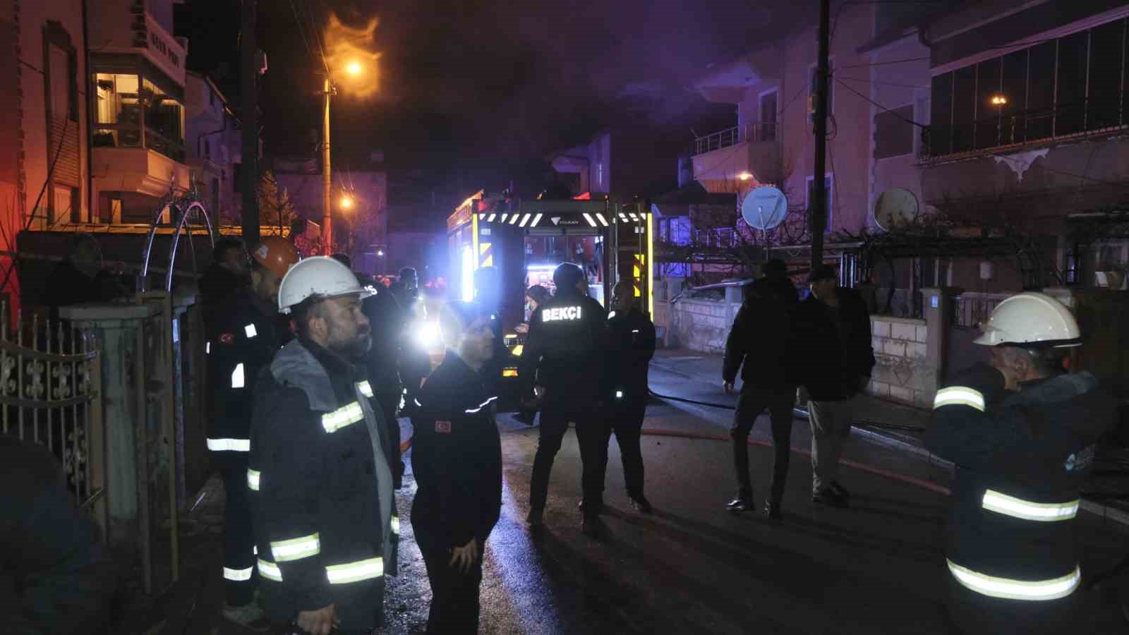 Karaman’da çatı yangını korkuttu: 3 kişi dumandan etkilendi
