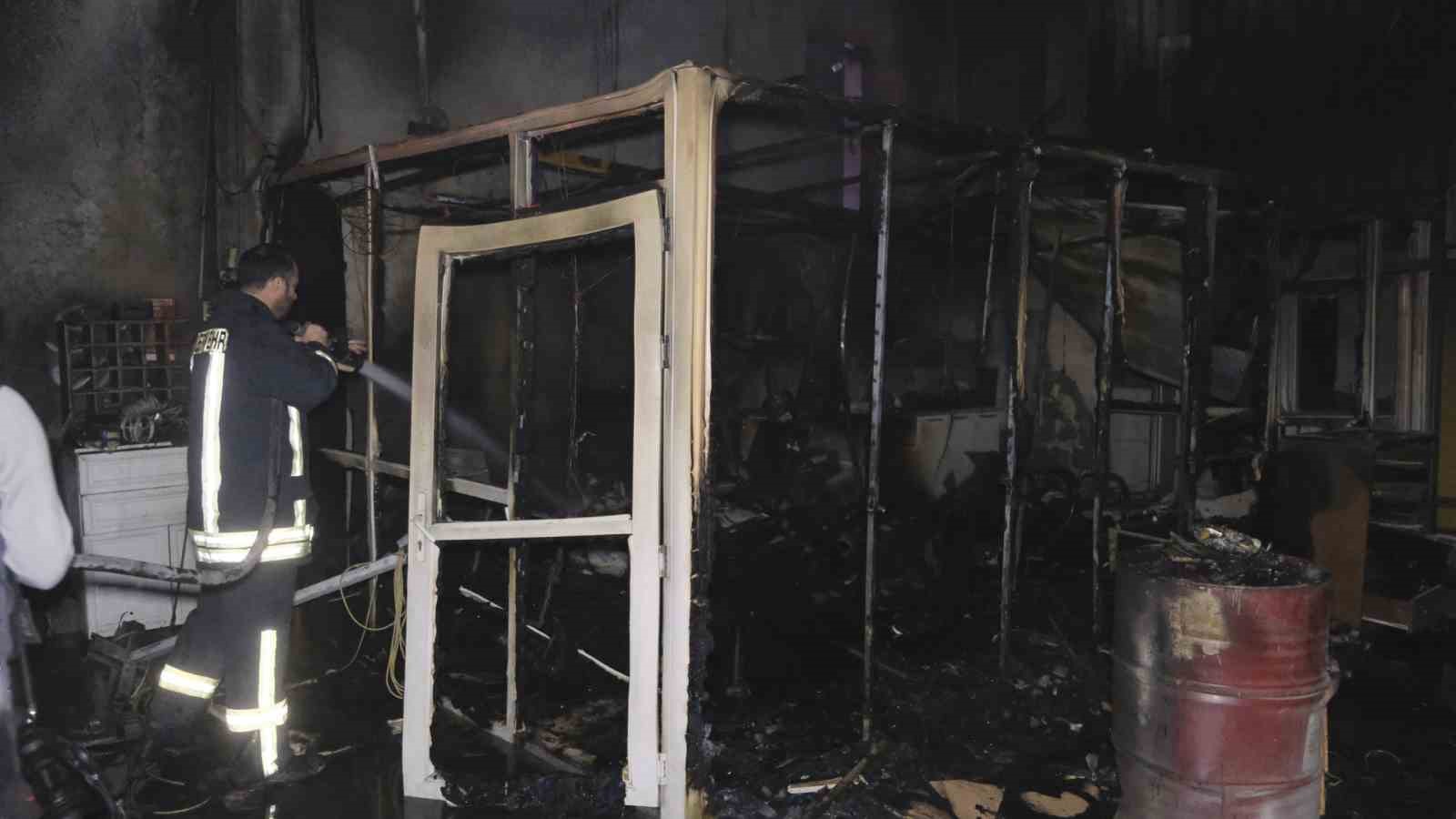 Karaman’da dorse üretim fabrikasında yangın paniği
