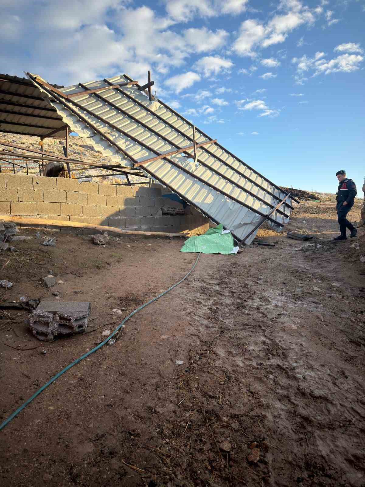 Karaman’da fırtınada uçan çatının altında kalarak yaşamını yitirdi
